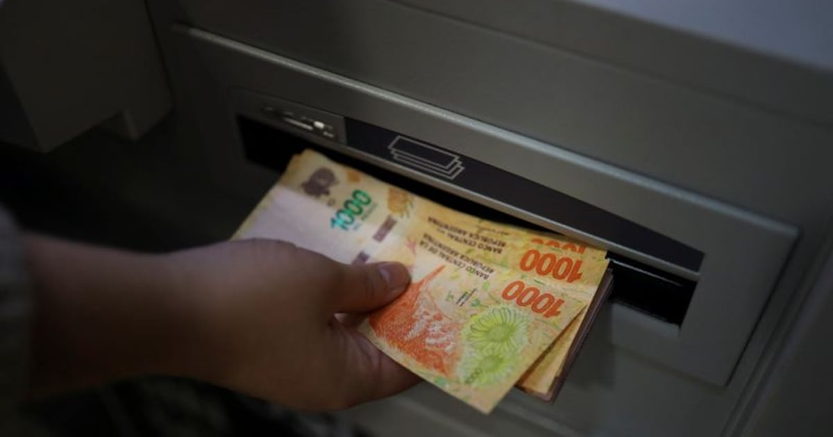 Comisiones bancarias: extraer en un cajero ajeno puede costar hasta 15.000 pesos por operación según el Banco Central