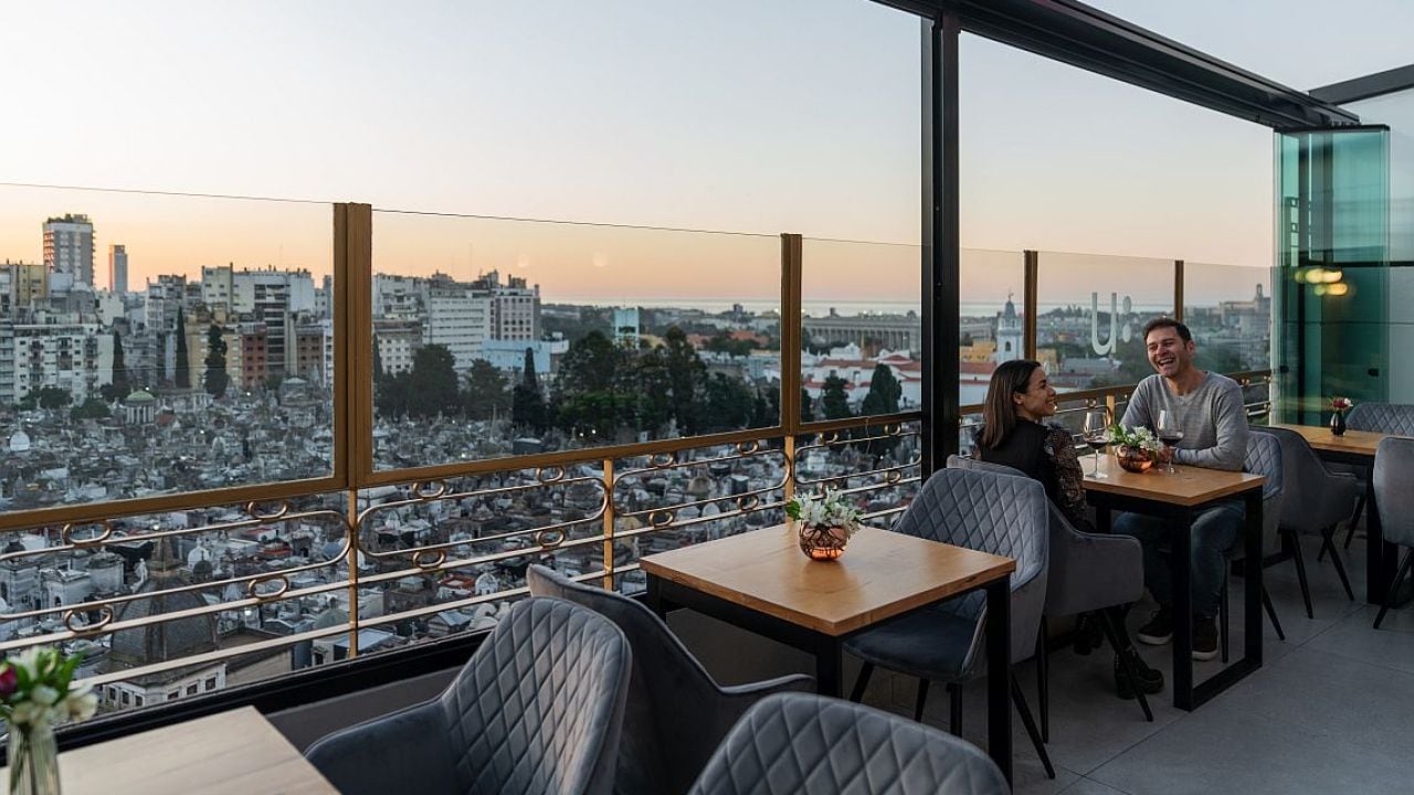 Una terraza vidriada en Recoleta ofrece una vista aérea del cementerio con audioguías en tres idiomas