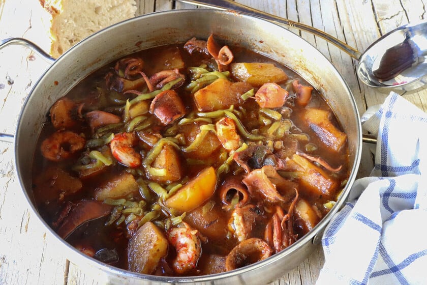 Guiso de chipirones y gambones: el truco está en chascar la patata