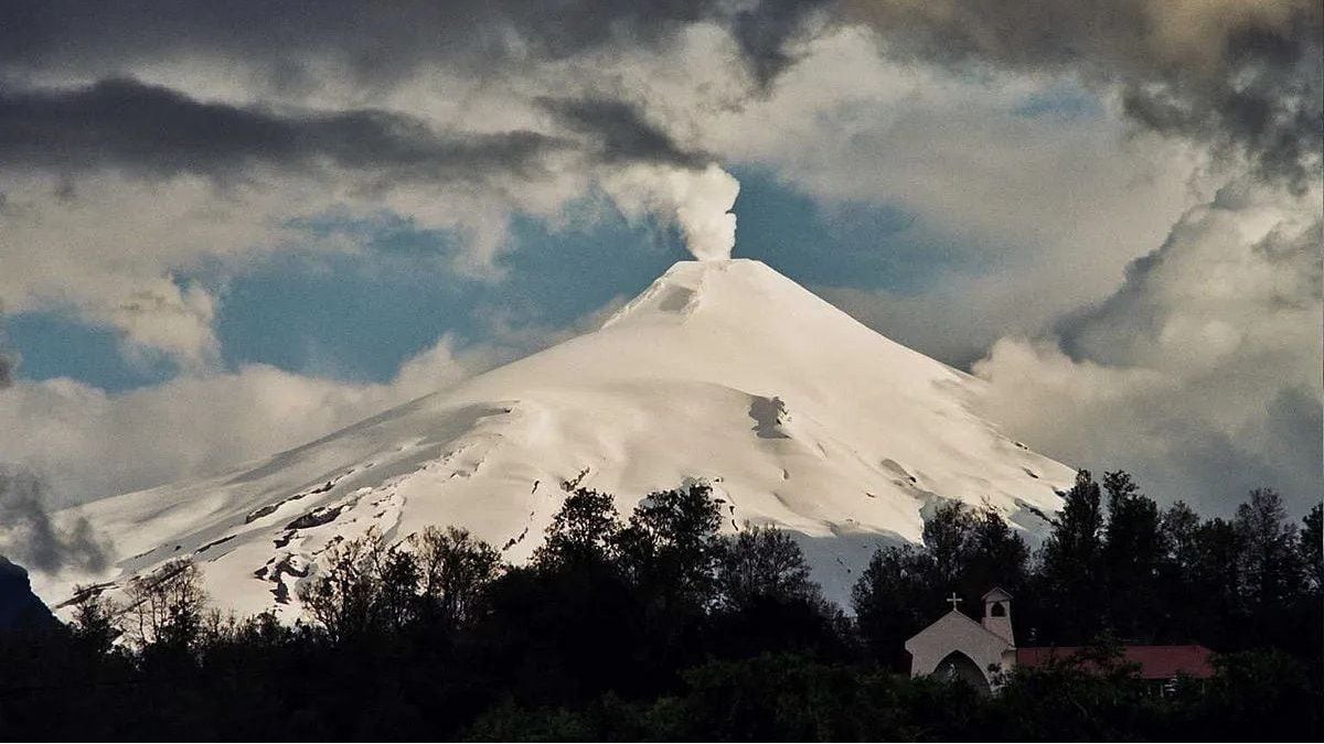El volcán Villarrica entró en alerta amarilla y la provincia de Neuquén extrema la vigilancia en el oeste