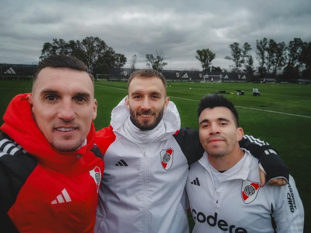 River se sacude las dudas con una goleada que llegó con susto y una derecha que no perdona