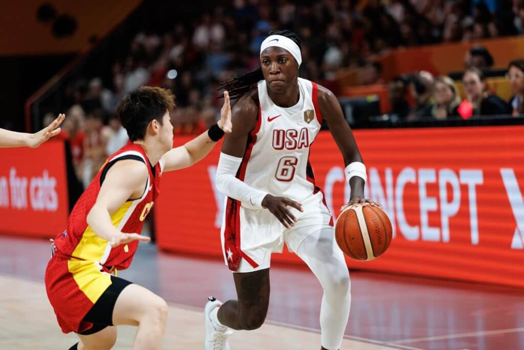Estados Unidos se salvó del papelón: ganó 55-52 a Italia con un arbitraje que todavía huele raro