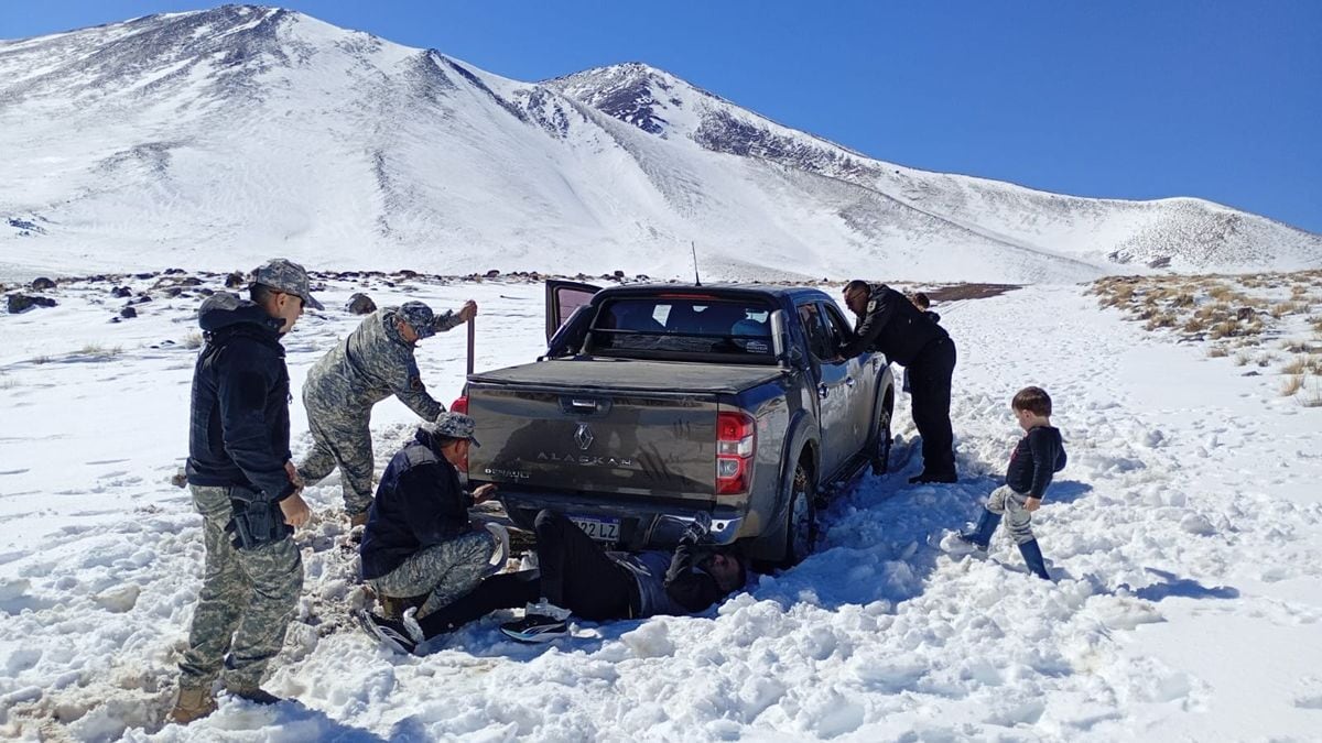 Una madre dejó a su familia en la camioneta y caminó 15 kilómetros por la nieve hasta conseguir ayuda