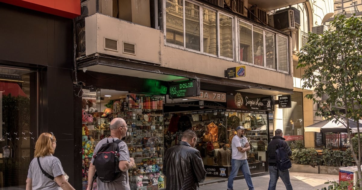 El dólar oficial tocó un techo nominal de 1.535 pesos y la brecha con el blue se redujo a apenas cinco pesos