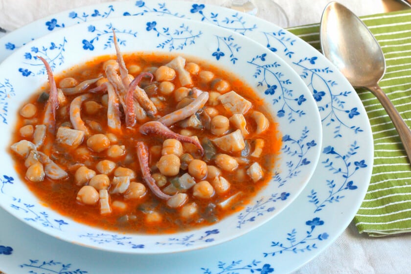 Garbanzos y calamares: el guiso rápido que se banca el tupper del lunes
