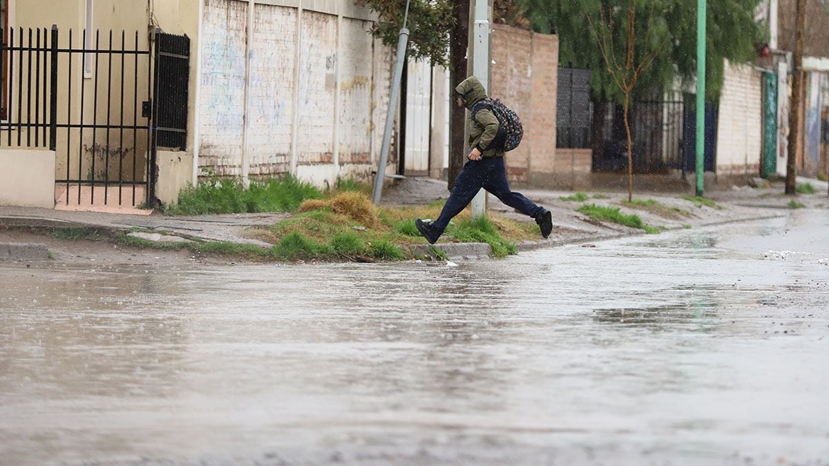 Neuquén se prepara para una jornada de nieve y lluvia con alertas escalonadas en toda la provincia