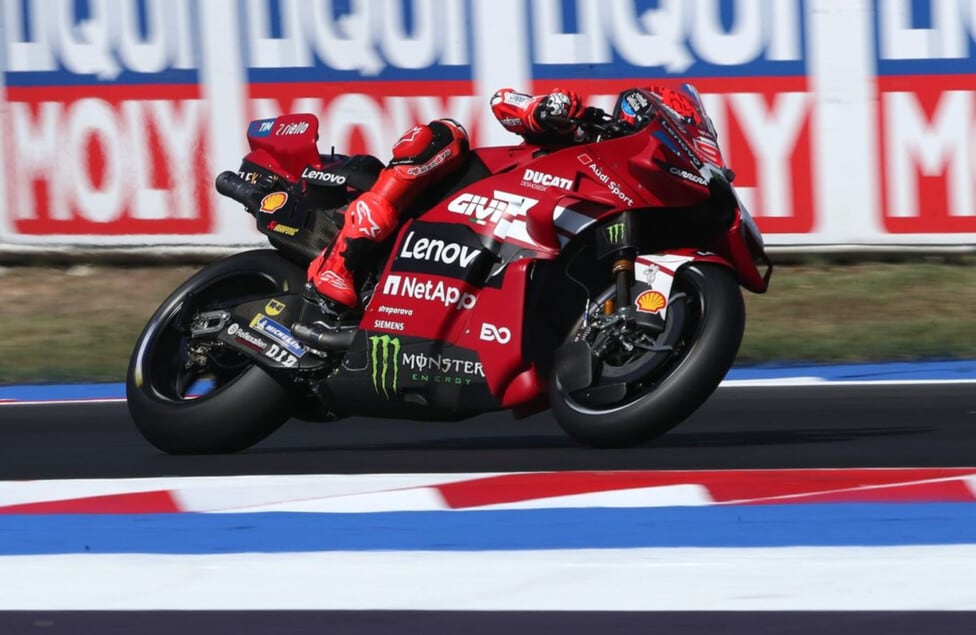 Marc Márquez manda en Misano y mete ruido en la cima del campeonato