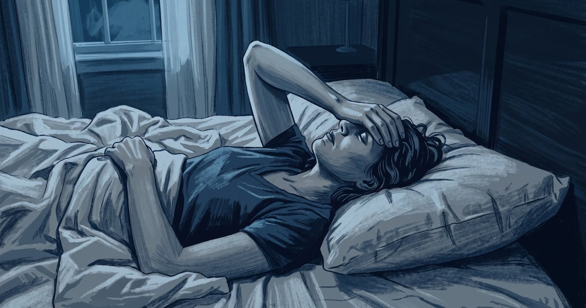La pelea diaria contra el celular en la mesa de luz: por qué cuesta dormir y qué se puede hacer esta noche