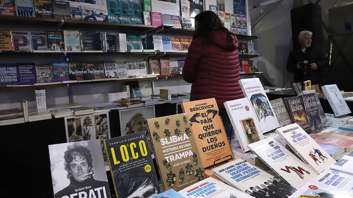 La Feria del Libro de Neuquén se instala en el Parque Central con precios que invitan a llevarse más de uno