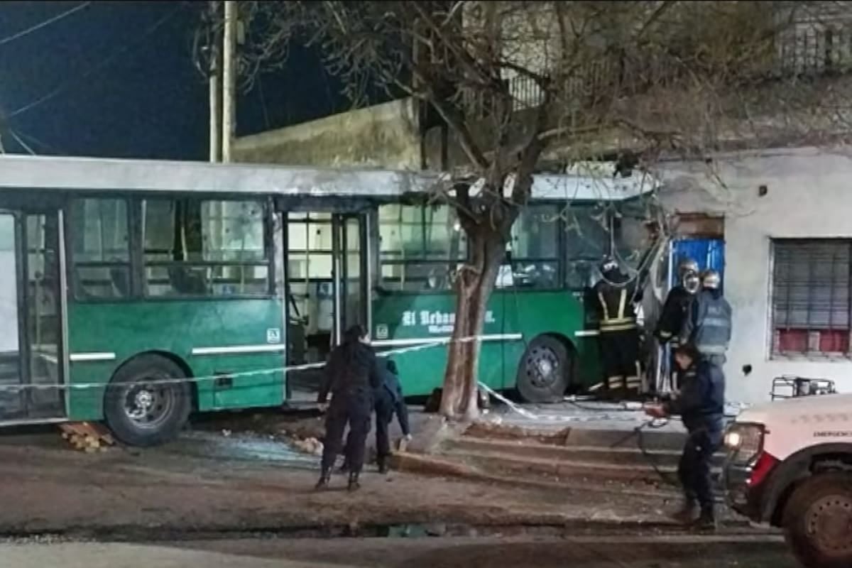 Un colectivo de la línea 527 se incrustó en una casa de Temperley y su chofer murió en el acto