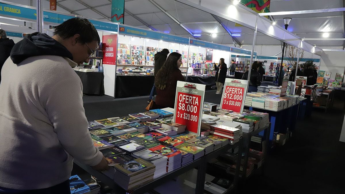 La Feria del Libro de Neuquén abre su jornada del miércoles con un laboratorio de escritura y un cruce con el cine patagónico