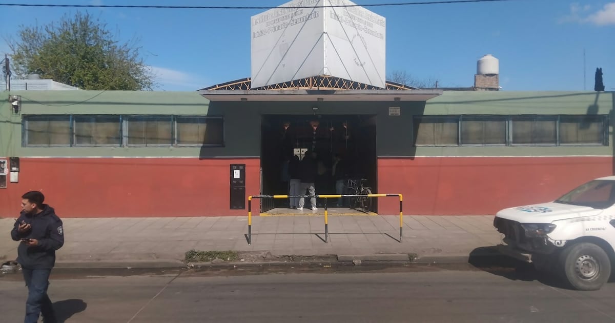 Un revólver en la mochila: se disparó dentro de un colegio de Villa Dorrego y no hubo heridos