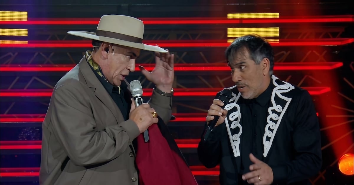 Pipino Cuevas se plantó en el escenario, cantó con el Chaqueño y se ganó tres luces verdes en Es mi sueño