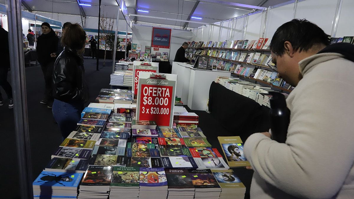 La Feria del Libro de Neuquén se extiende hasta el domingo con teatro, talleres y conversaciones de autor