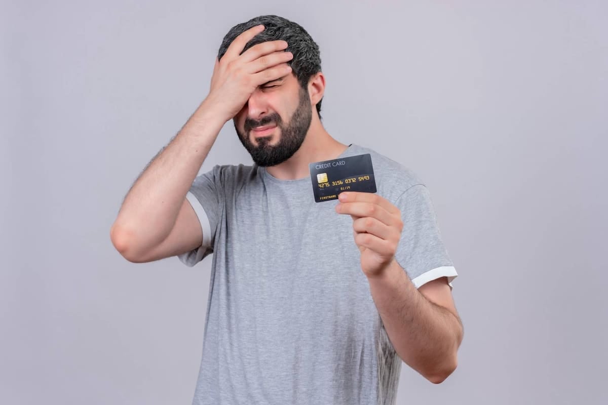 Pagar solo el mínimo de la tarjeta: por qué la deuda no se cancela y cómo crecen los intereses