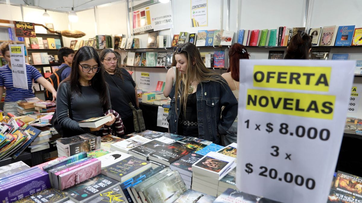 Una vuelta por la Feria del Libro de Neuquén: qué se encuentra, qué se paga y qué se puede hacer el viernes