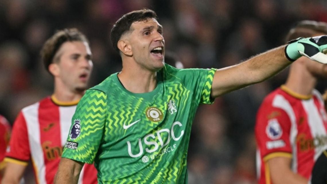 Chelsea, un arco sin cerradura: el Dibu Martínez ya acumula diez goles en contra y la novela sigue sin final