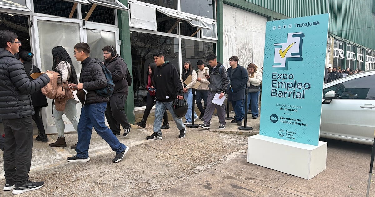 Pasar de un empleo formal privado a trabajar por cuenta propia recortó los ingresos reales casi 28 por ciento
