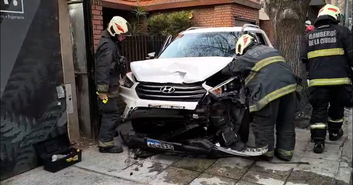 Un auto terminó sobre la vereda en Palermo tras impactar contra vehículos estacionados