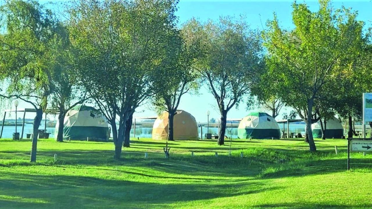 Cinco escapadas de glamping en la provincia de Buenos Aires, comparadas según distancia y cantidad de viajeros