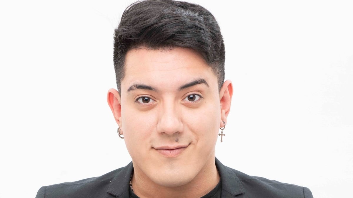 Iván Ramírez se anima a cantar en primera persona y deja, por un rato, el ropero de personajes en el camarín