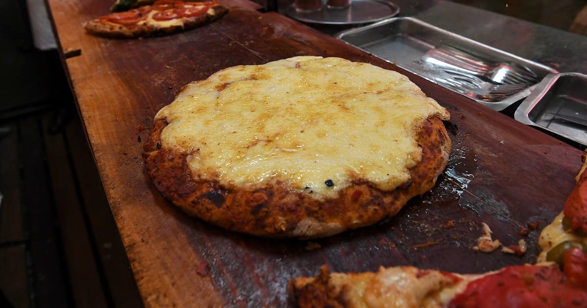 Una cena en Güerrín: la pizza lideró el gasto y el efectivo recortó la cuenta en más de cinco mil pesos