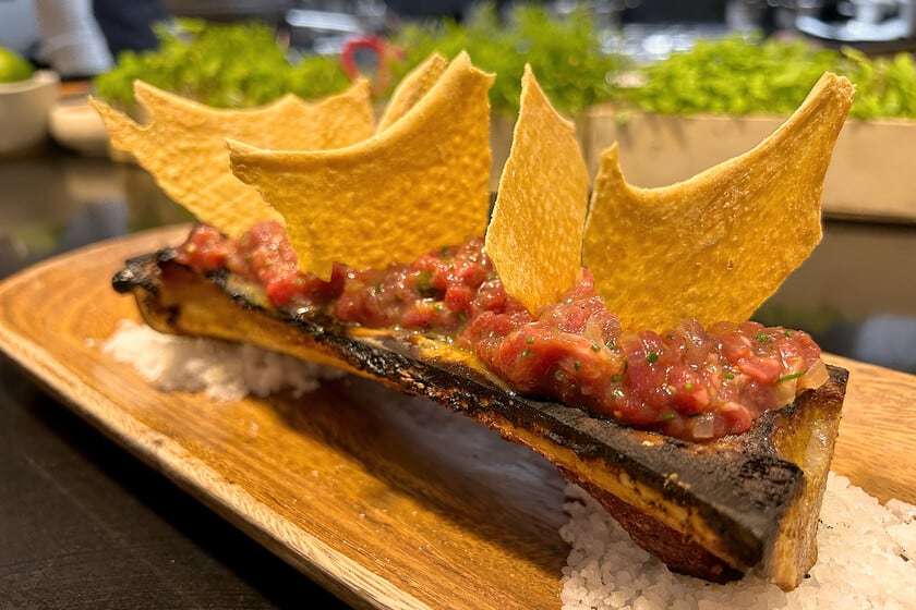 Carne cruda sobre tuétano caliente: la apuesta que sostiene Barra Baja desde su apertura en Sevilla