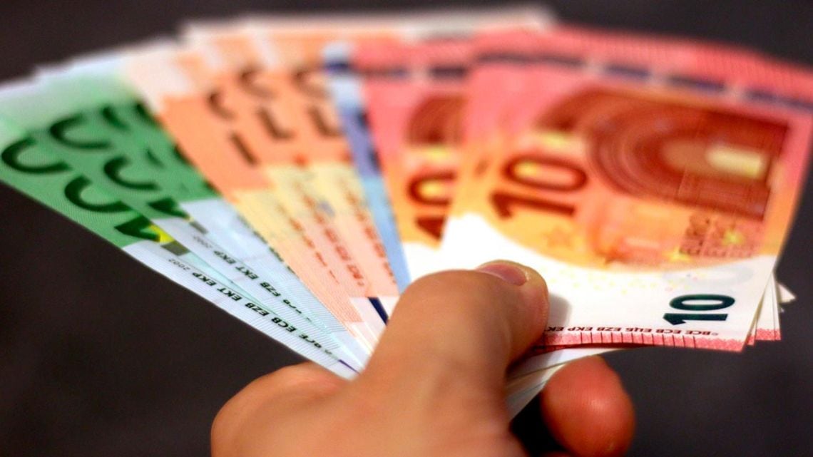El euro blue arrancó la rueda con una suba de seis pesos y se ofreció a 1.855,75 para la venta