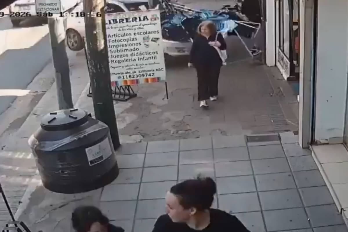 Atropelló a una joven en la vereda, chocó contra un comercio y todavía se investiga por qué perdió el control