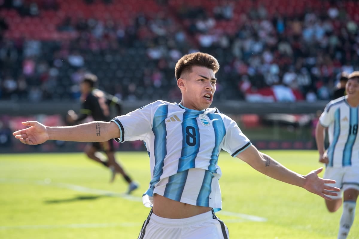 Espíndola y el arte de resolverla sobre la hora: la Argentina va por la dorada frente a Paraguay
