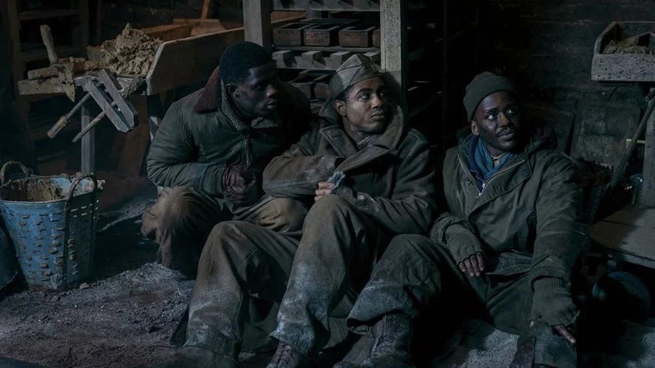 A siete kilómetros de altura, una historia de guerra que se mira con el estómago apretado