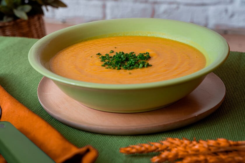 Puré de calabaza con base de puerro: la receta simple que se cocina tapada y se sirve con cebollín