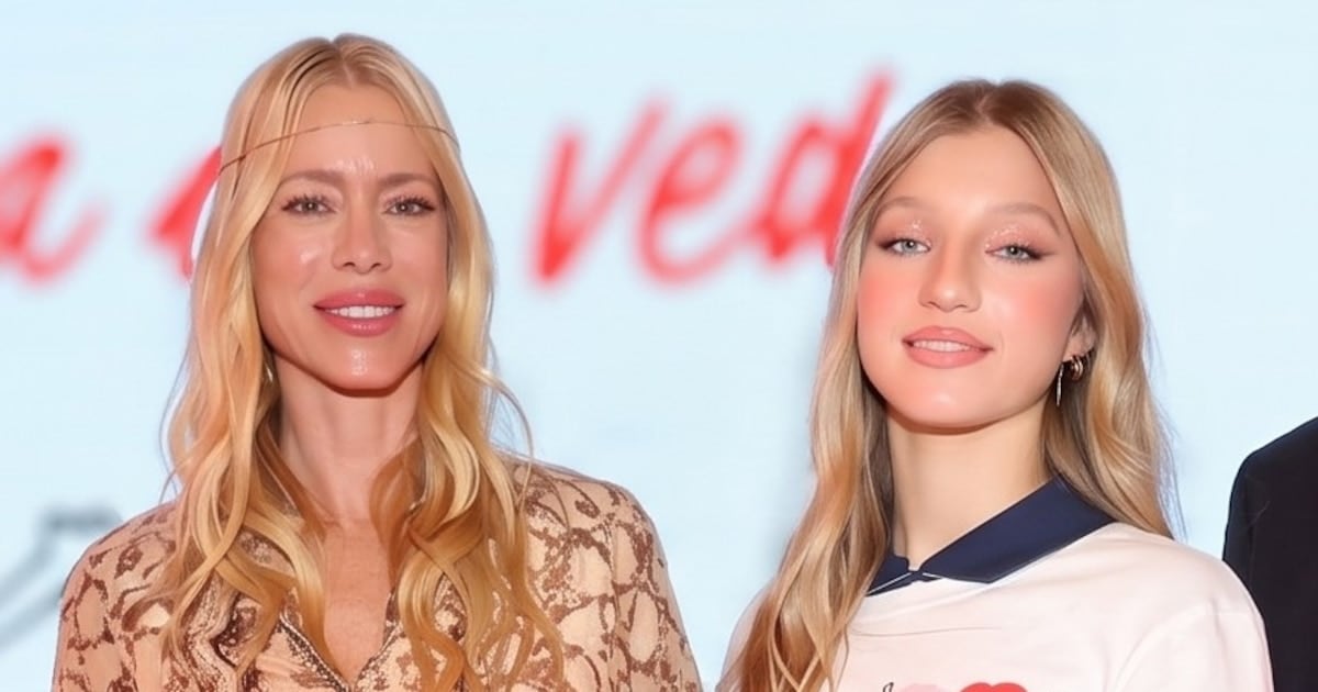 Allegra Cubero pisó fuerte en una pasarela con mirada de madre: Nicole Neumann la vio desde la primera fila