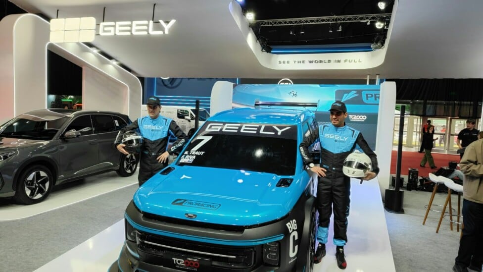 Geely rompe el molde y se sube al TC2000 con una SUV turquesa y dos pilotos de fuste