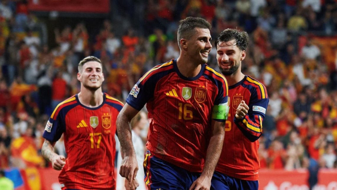 España sigue perfecta y se da el gusto de esperar al último minuto para liquidar a Chequia