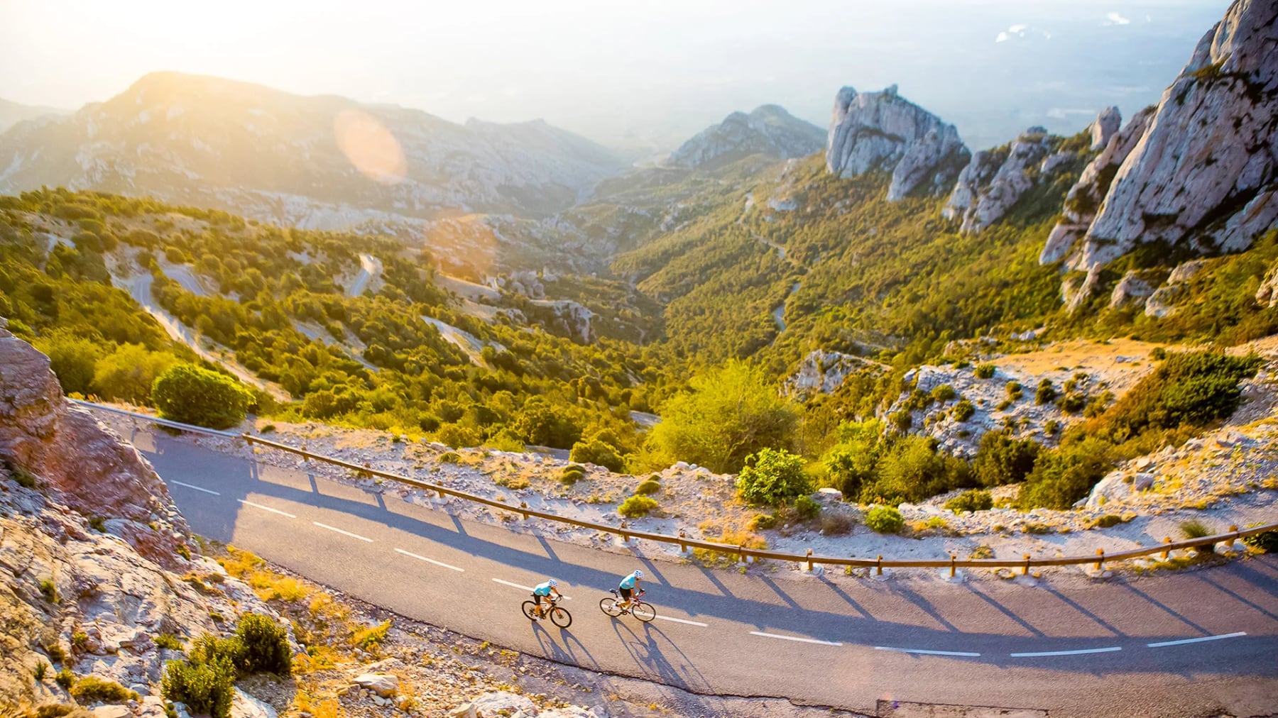Dos mil kilómetros por Cataluña: el circuito en auto que cruza playas, monasterios y cielo estrellado
