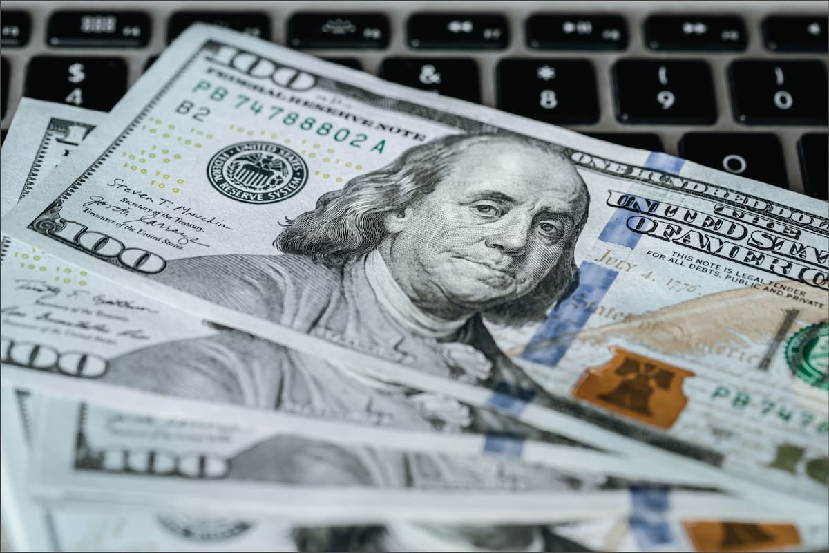 El dólar oficial cerró la semana en $1540 y el blue se sostuvo en $1560, sin cambios en el arranque de octubre