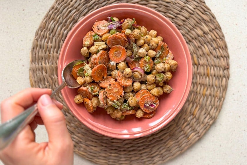 Garbanzos al horno con zanahoria y tahini: la ensalada templada que se arma en una fuente y se resuelve en 30 minutos