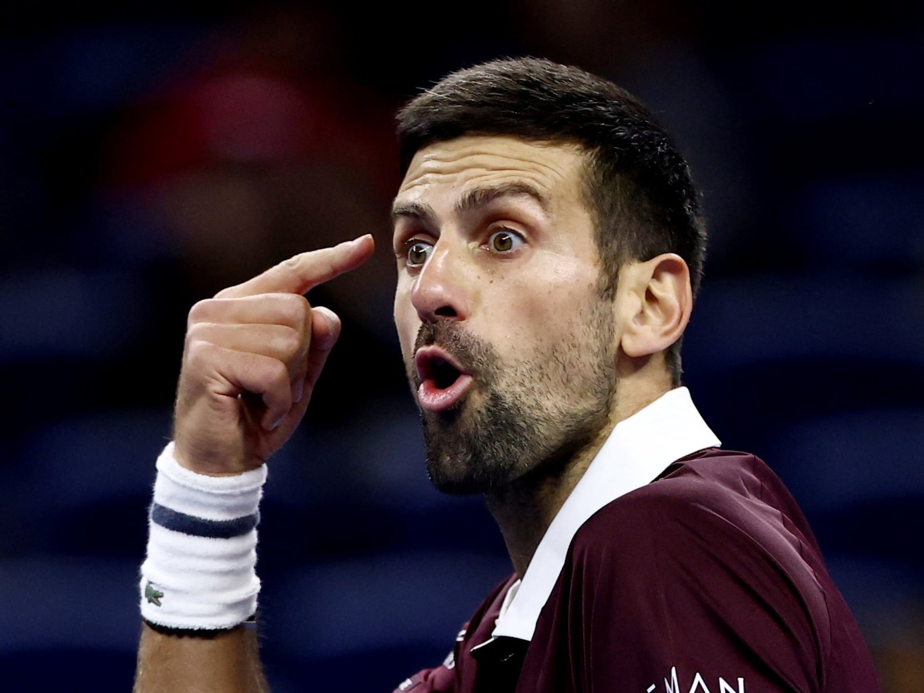 Djokovic se enojó con el reglamento, le ganó a Zverev y va por Medvedev en semis de Pekín