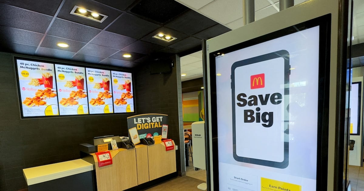 ¿Por qué la misma hamburguesa puede costar distinto a la vuelta de la esquina?