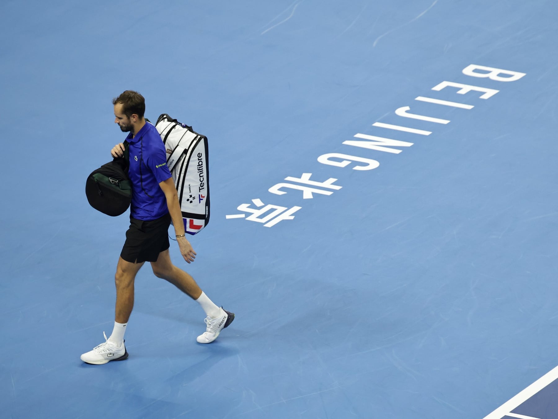 Djokovic a la final de Pekín sin terminar de jugar: Medvedev se fue descalificado por un pelotazo a la tribuna