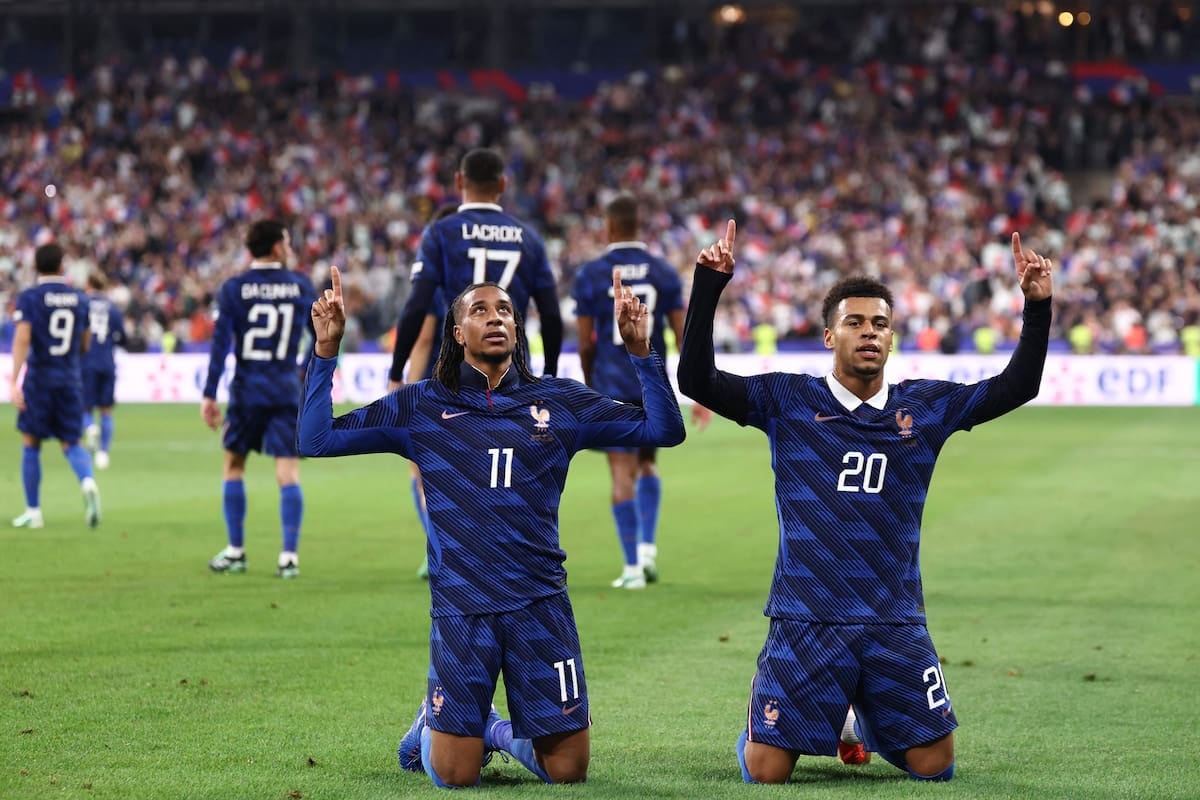 Francia la descose en el final, Italia gana sin sufrir y la zona queda al rojo vivo