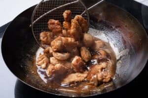 Pollo al limón crocante: la fórmula con dos harinas y una salsa que se arma aparte