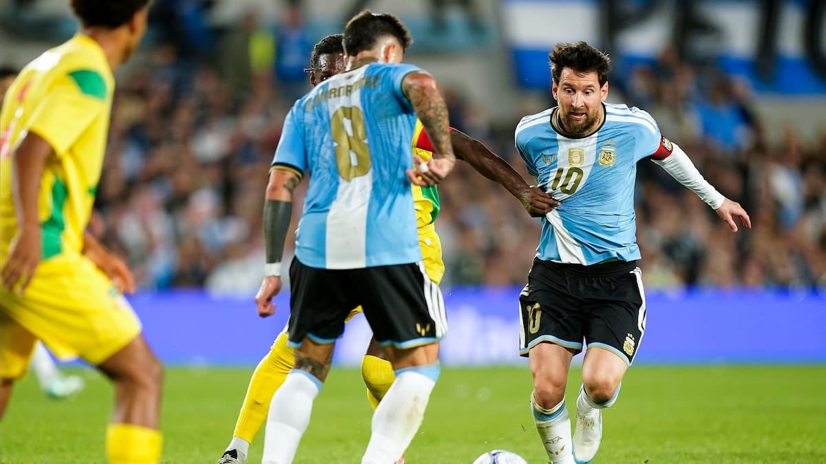 Diez minutos de locura, un cabezazo del Cami y un Monumental que no durmió: Argentina le gana a Benín en la noche de Messi