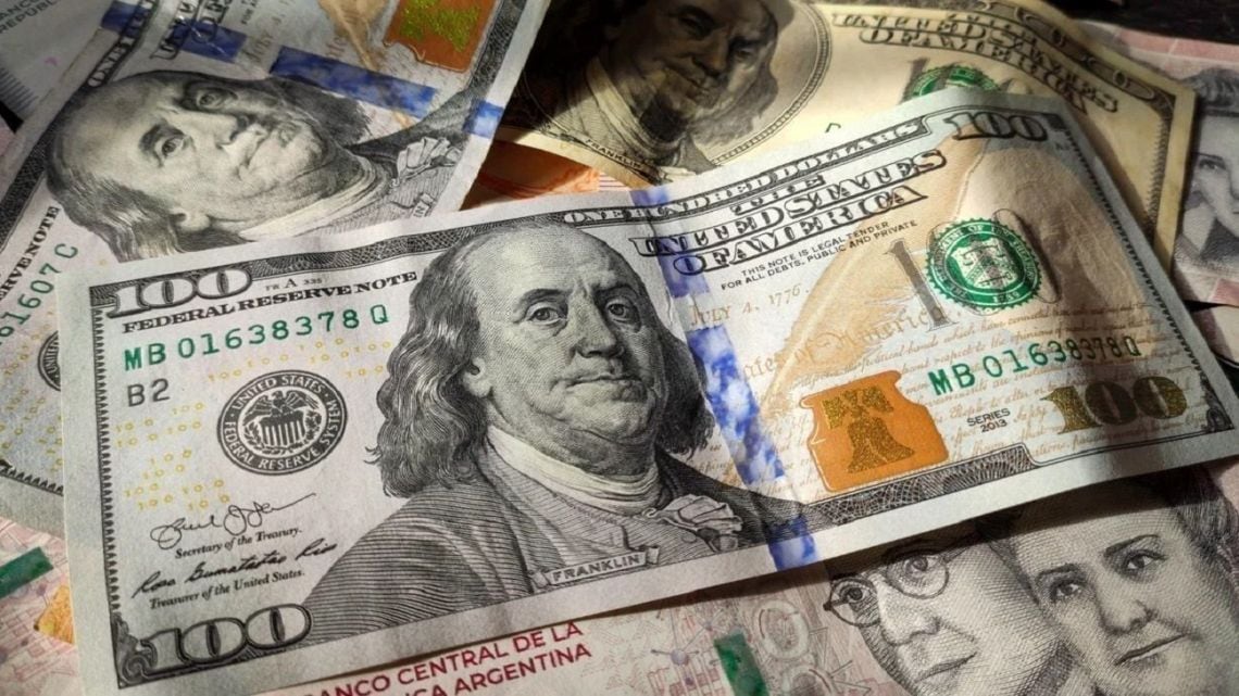 El dólar blue cerró a $1.540 y se alineó con el precio de venta del oficial en el Banco Nación