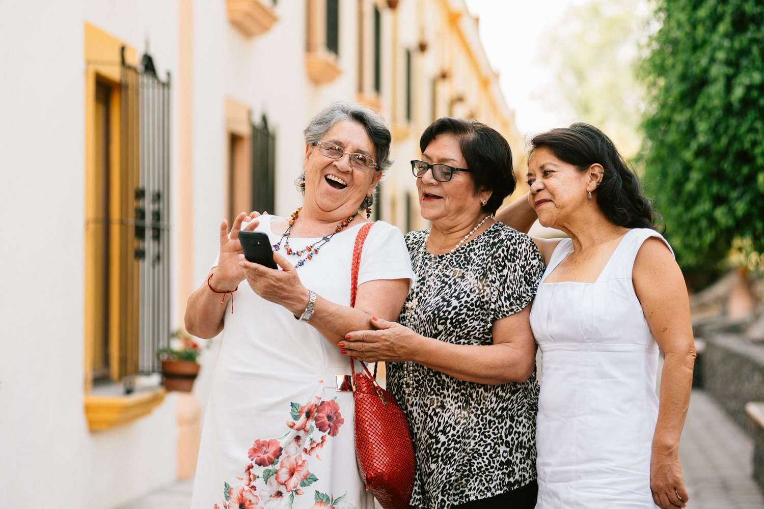 Sandra y Eleanor, las amigas de 85 años que ya dieron la vuelta al mundo y ahora planean ir a Bután
