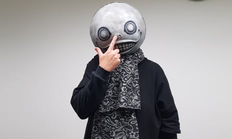 Yoko Taro, el hombre de la máscara que escribe Evangelion porque le tiene miedo al olvido