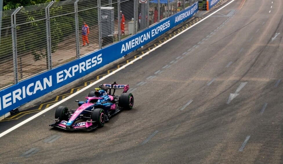 Verstappen bailó en el agua y Colapinto se quedó a oscuras en la curva 14