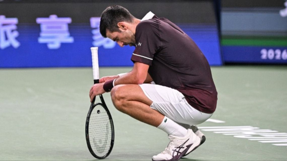 Djokovic tropezó en Shanghái y ahora depende de un milagro en París para llegar al Masters