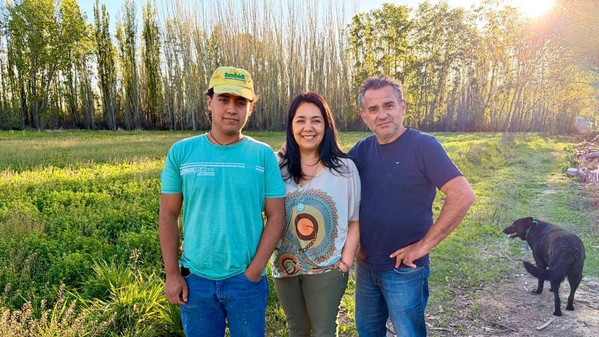 A tres hectáreas de la ciudad, una familia sostiene la chacra con sueldos y jornadas partidas